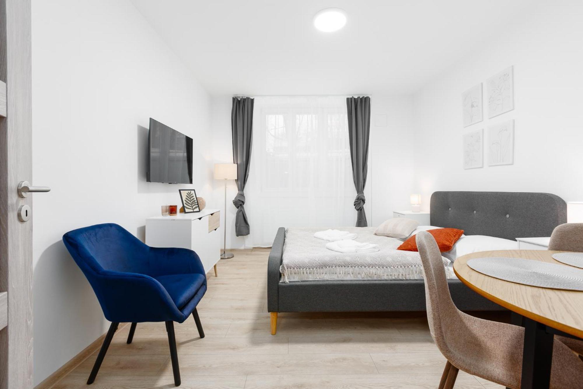 2 Bedrooms Near The Metro * Praha